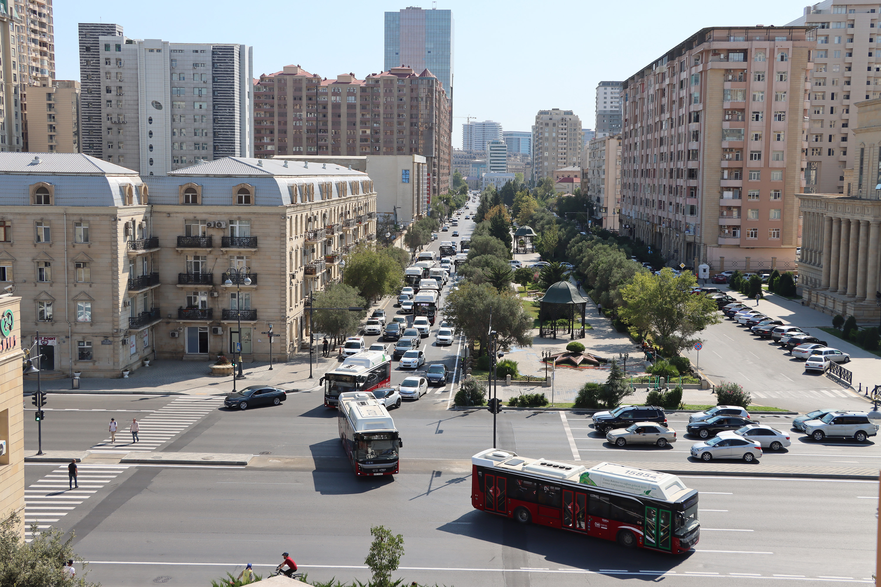 Xocalı prospektinin Yusif Səfərov küçəsi ilə kəsişməsində yol hərəkəti yenidən təşkil edilib