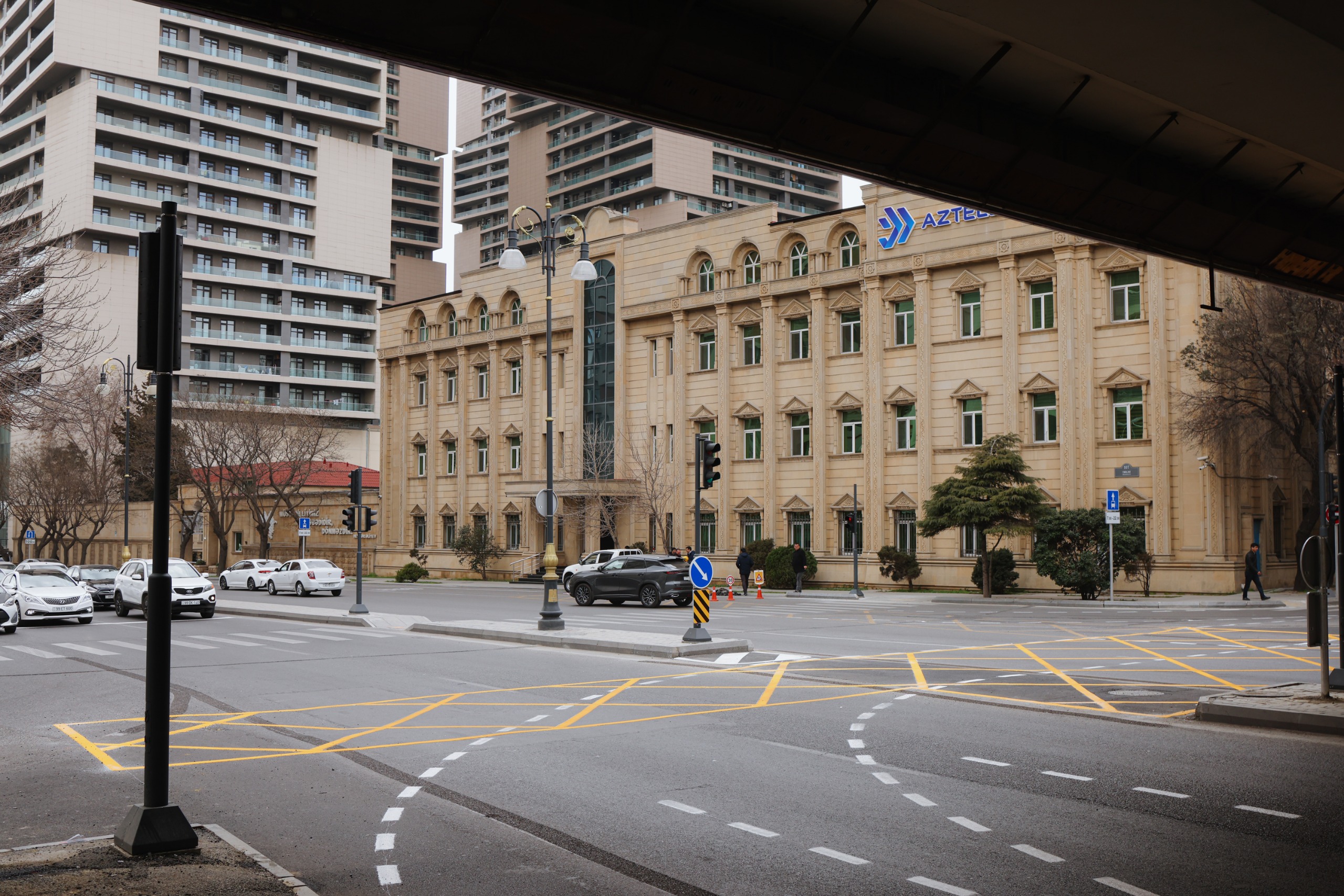 Ə.Salamzadə küçəsindən Z.Bünyadov prospekti və “20 Yanvar” dairəsi istiqamətində birbaşa çıxış təmin edilib