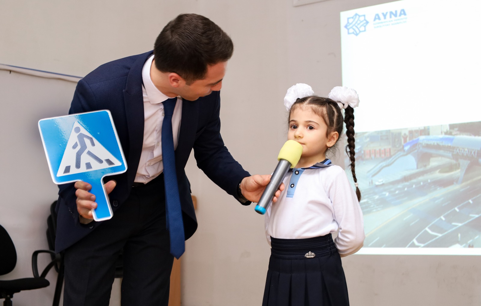 Məktəblilər üçün yol hərəkəti qaydaları və nişanları ilə bağlı təlim keçirilib