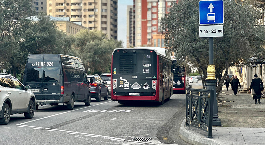 Xocalı prospekti və Afiyəddin Cəlilov küçəsində təşkil edilən avtobus zolağının qüvvədə olma vaxtını bildirən yol nişanı quraşdırılıb