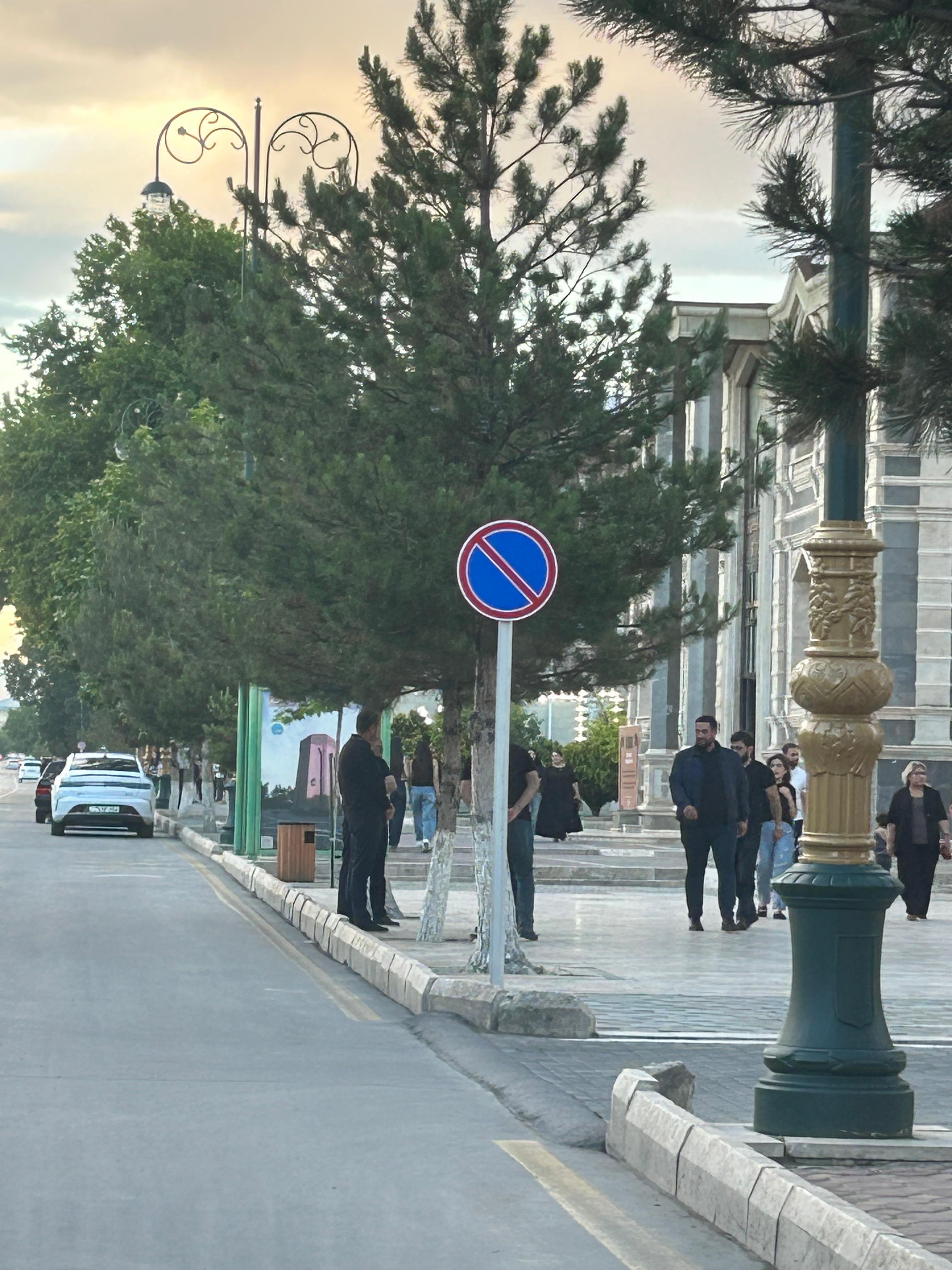 Naxçıvanda yol nişanları yenilənir