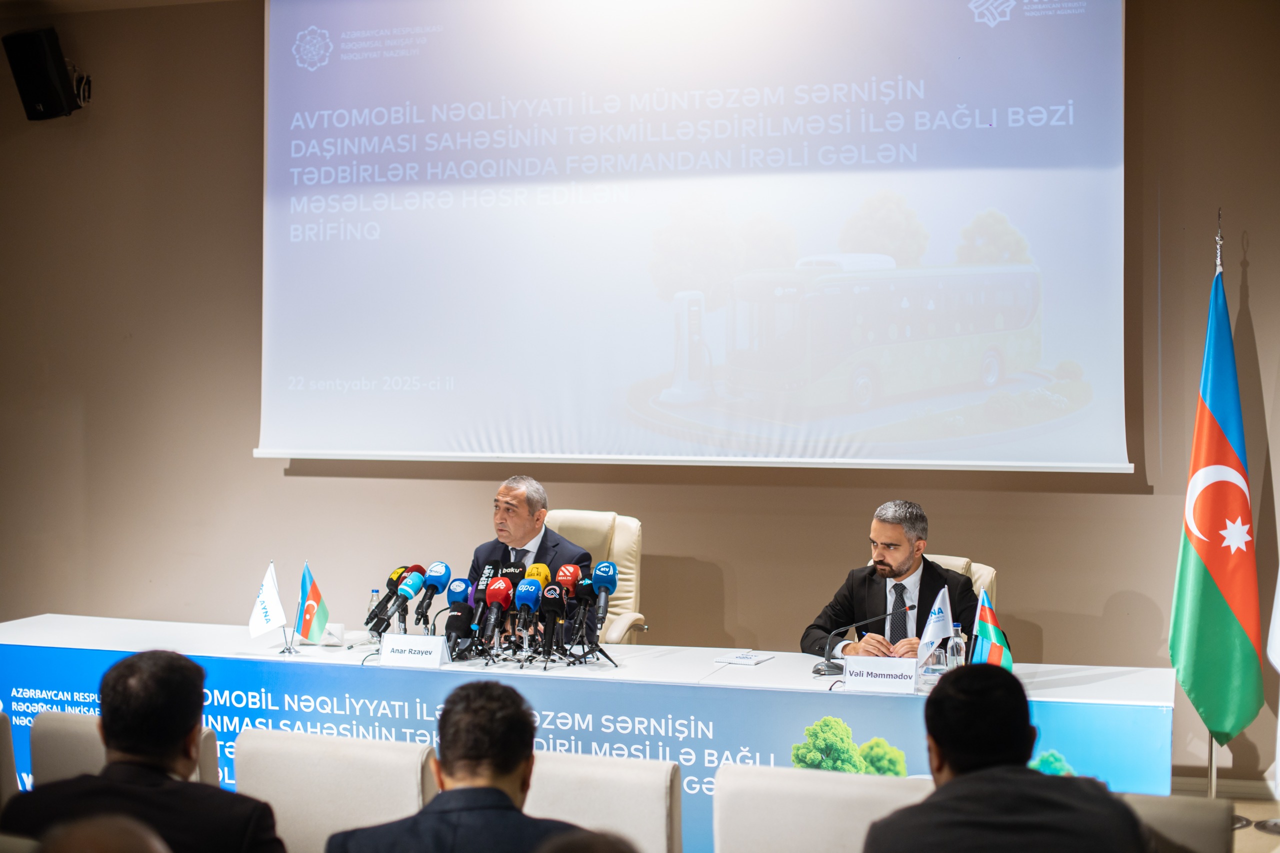 “Avtomobil nəqliyyatı ilə müntəzəm sərnişin daşınması sahəsinin təkmilləşdirilməsi ilə bağlı bəzi tədbirlər haqqında” Fərmandan irəli gələn məsələlərə həsr olunan brifinq keçirilib