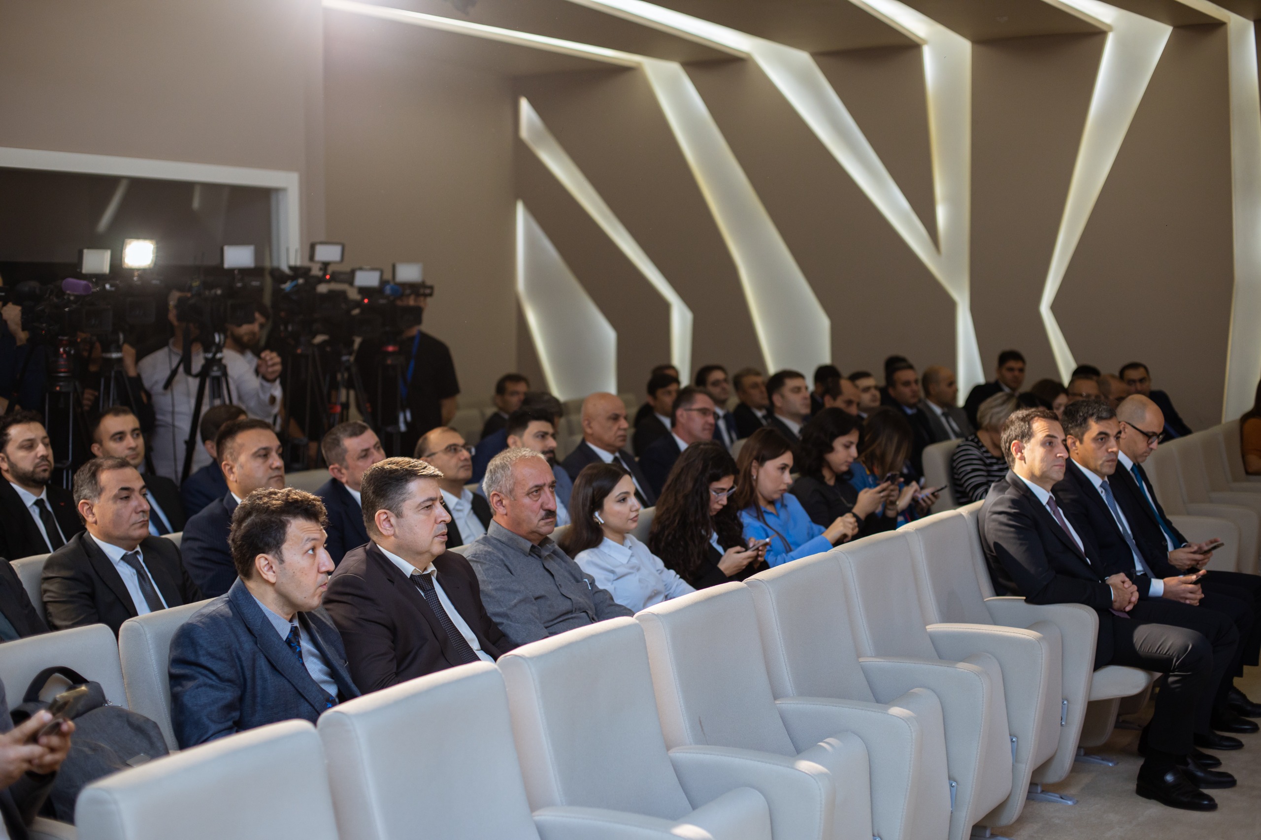 “Avtomobil nəqliyyatı ilə müntəzəm sərnişin daşınması sahəsinin təkmilləşdirilməsi ilə bağlı bəzi tədbirlər haqqında” Fərmandan irəli gələn məsələlərə həsr olunan brifinq keçirilib